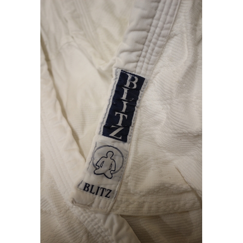 102 - Jiu Jitsu White Gi Outfits plus Large Holdall