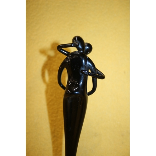 19 - Unusual glass figurine of 2 lovers, 23cm tall