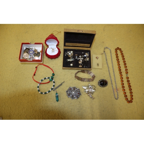 28 - Mixed bundle of costumer jewellery/badges etc