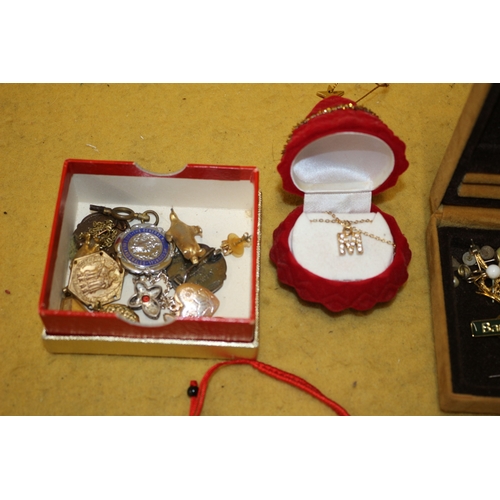 28 - Mixed bundle of costumer jewellery/badges etc