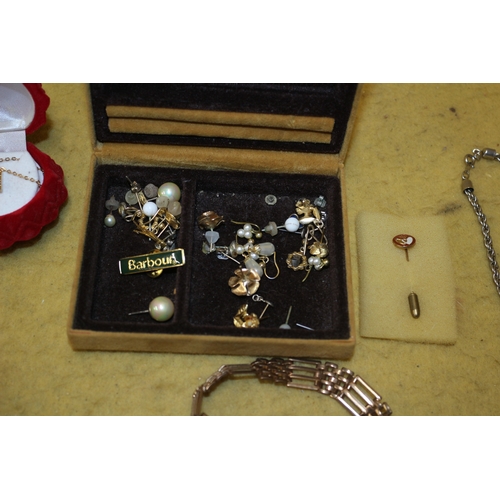 28 - Mixed bundle of costumer jewellery/badges etc