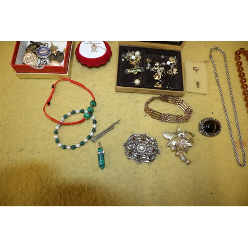 28 - Mixed bundle of costumer jewellery/badges etc