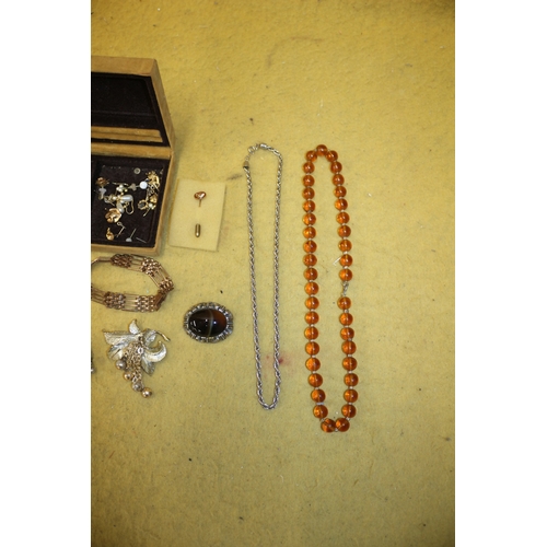 28 - Mixed bundle of costumer jewellery/badges etc