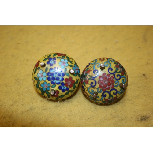 32 - x2 vintage cloisonné pots, 4.5cm diameter