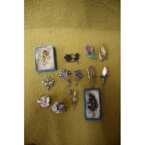 79 - 13 x Vintage Brooches