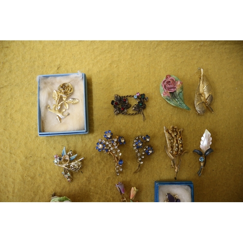 79 - 13 x Vintage Brooches