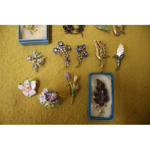 79 - 13 x Vintage Brooches