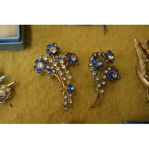 79 - 13 x Vintage Brooches