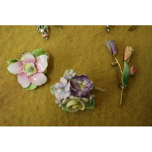 79 - 13 x Vintage Brooches