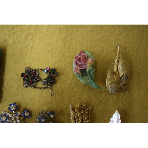 79 - 13 x Vintage Brooches