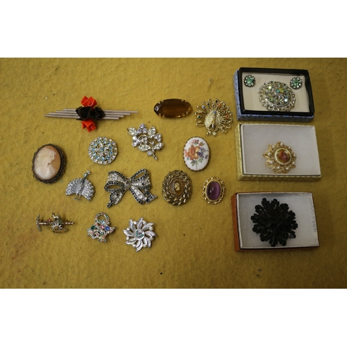 80 - 17 x Vintage Brooches