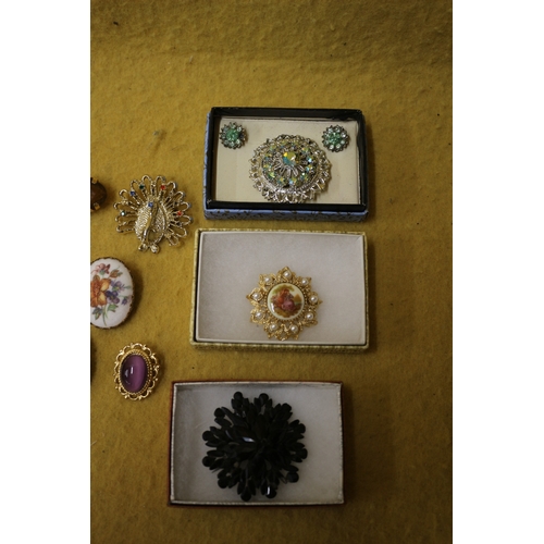 80 - 17 x Vintage Brooches