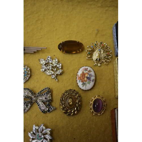 80 - 17 x Vintage Brooches