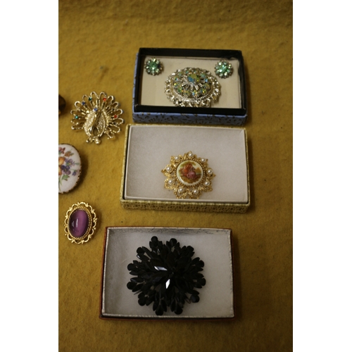 80 - 17 x Vintage Brooches