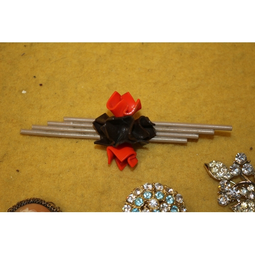 80 - 17 x Vintage Brooches