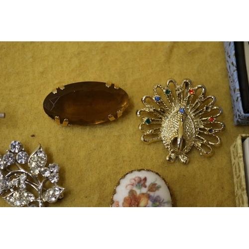 80 - 17 x Vintage Brooches