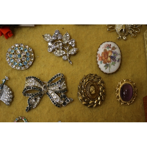 80 - 17 x Vintage Brooches