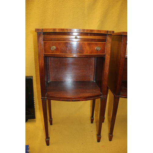 33 - Pair of Early/Mid 20th Century Mahogany and Satinwood Bedside Cabinets with Courtesy Pull Out Shelf.... 