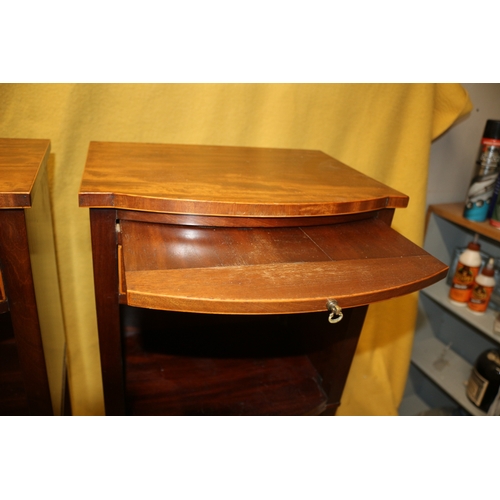 33 - Pair of Early/Mid 20th Century Mahogany and Satinwood Bedside Cabinets with Courtesy Pull Out Shelf.... 