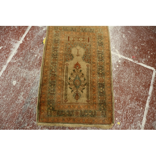 70 - Vintage Rug, 98 x 61cm