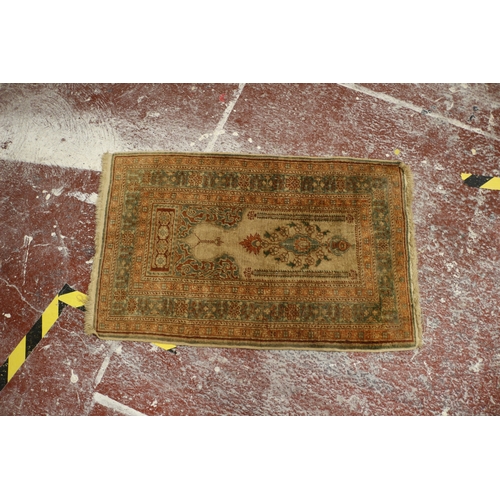 70 - Vintage Rug, 98 x 61cm