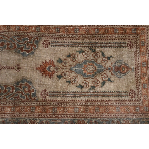 70 - Vintage Rug, 98 x 61cm