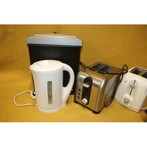 99 - Bundle of Electronics Including Toasters, Shredder, Kettle, Steamer etc, All Untested