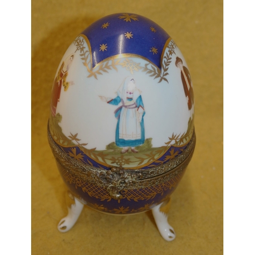 520 - Highly Decorative Egg on 3 Legs