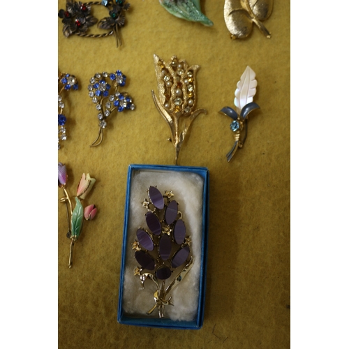 204 - 13 x Vintage Brooches