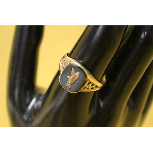 38 - Hallmarked 9ct 375 gold Ring with Eagle, 2.9g Size V