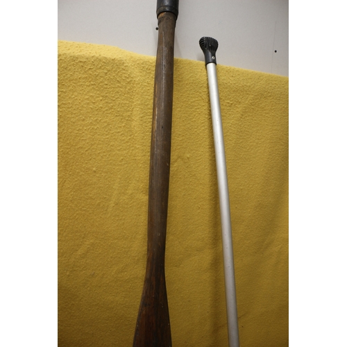 41 - 2x Oars, Largest is 168cm