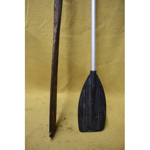 41 - 2x Oars, Largest is 168cm