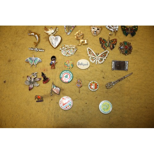 39 - Bundle of Brooches / Pin Badges