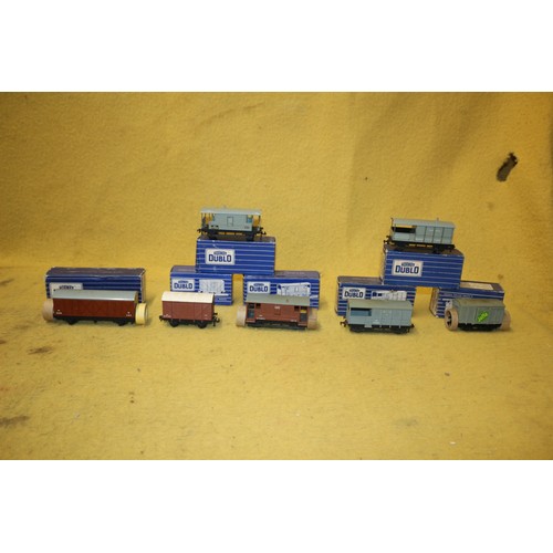 105 - Hornby Dublo x7 Train Carriages, Gauge 00