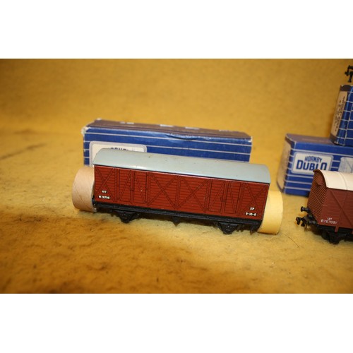 105 - Hornby Dublo x7 Train Carriages, Gauge 00