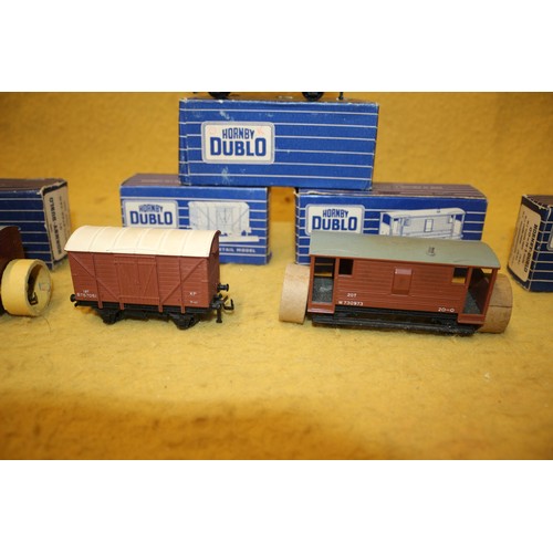 105 - Hornby Dublo x7 Train Carriages, Gauge 00