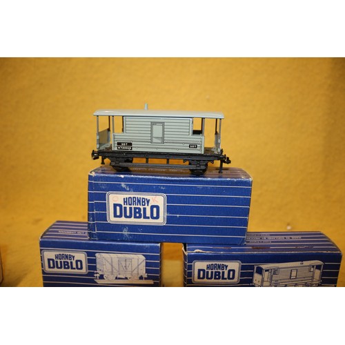 105 - Hornby Dublo x7 Train Carriages, Gauge 00