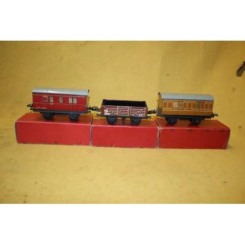 106 - Hornby Trains 0 Gauge Carriages