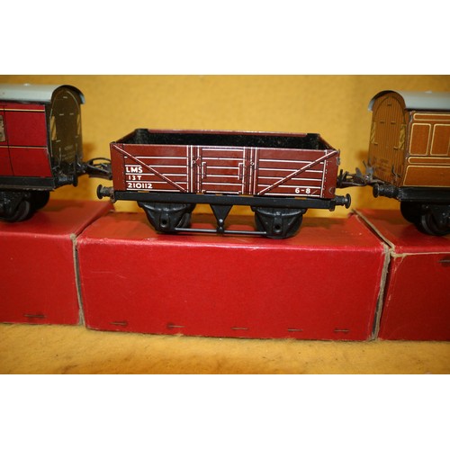 106 - Hornby Trains 0 Gauge Carriages