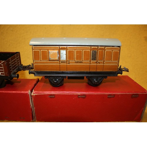 106 - Hornby Trains 0 Gauge Carriages