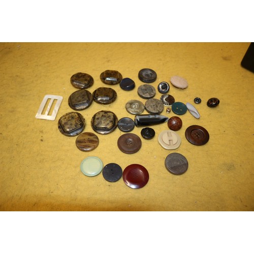 112 - Bundle of Vintage Buttons Including Bakelite