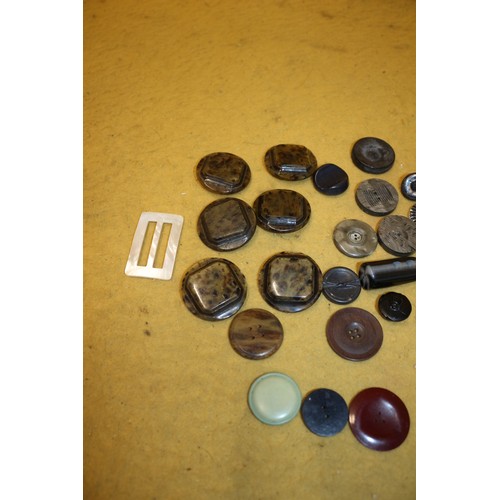 112 - Bundle of Vintage Buttons Including Bakelite