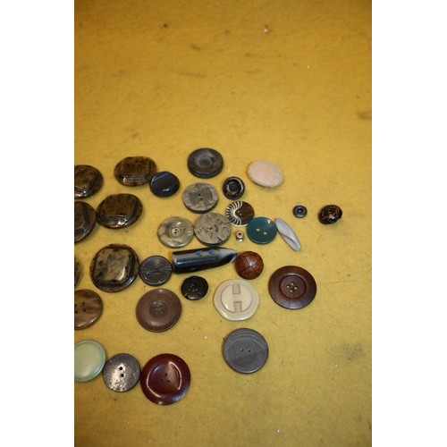 112 - Bundle of Vintage Buttons Including Bakelite