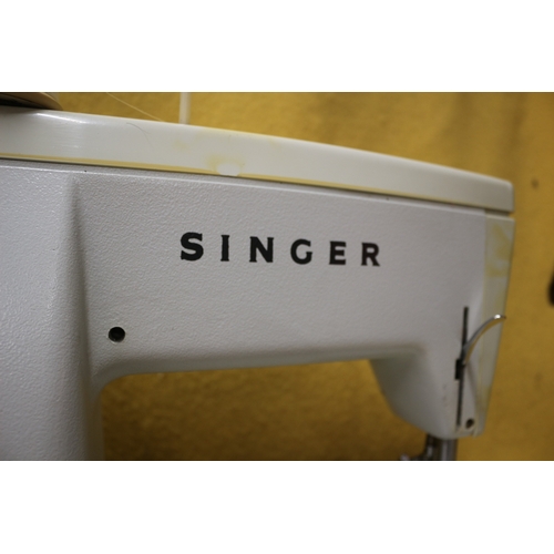 544 - Vintage Singer Electric Sewing Machine