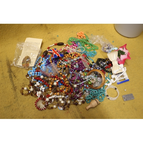 545 - Large Selection of Vintage Costume Jewellery