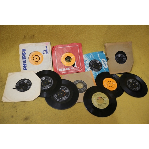 457 - Selection of 45's Single Vinyl Records - Various Artists including Elvis