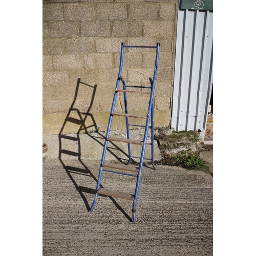 488 - 5 Rung Metal Ladder with Wood Step Plates