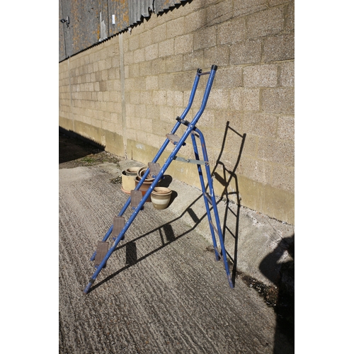 488 - 5 Rung Metal Ladder with Wood Step Plates