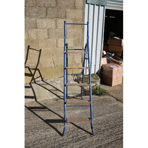 488 - 5 Rung Metal Ladder with Wood Step Plates