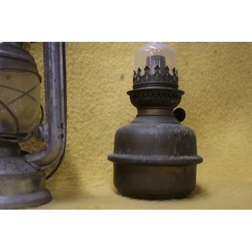 91 - Eltex Oil Greenhouse Heater - 37 x 30cm Oil Lantern and Oil Lamp with Tall Glass Flume 39cm